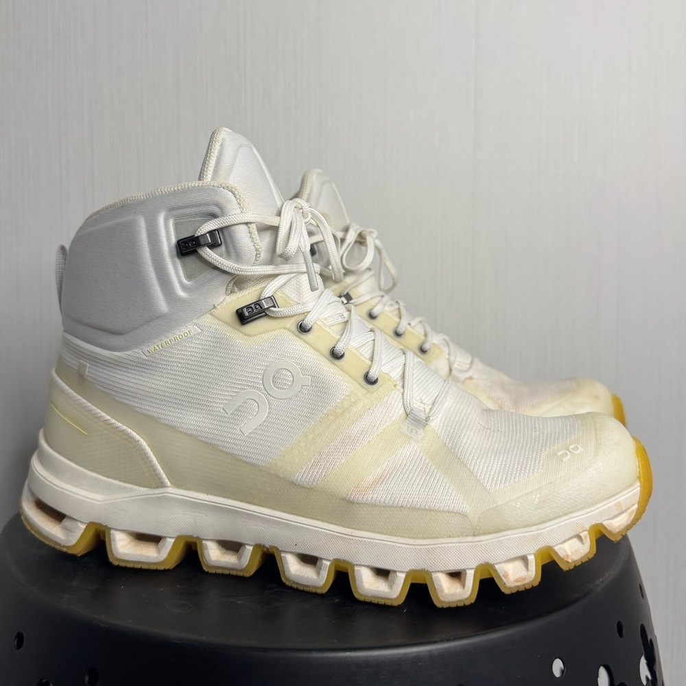 On Cloud Rock Edge Raw hiking boots. Size 8. White. Waterproof.
